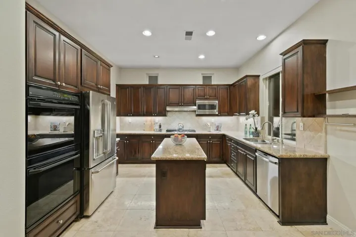 12219 Oakview Way, San Diego, California 92128