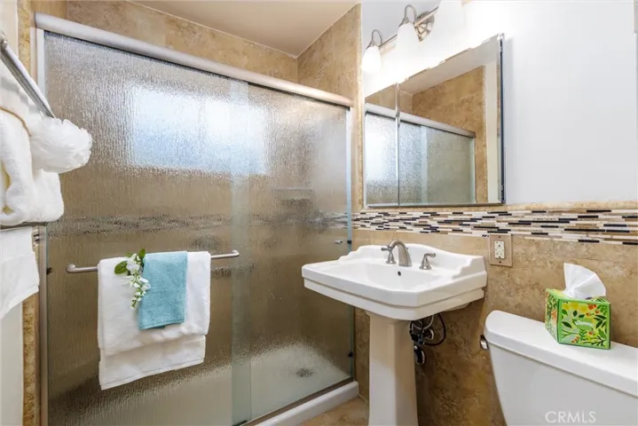 Low-threshold shower, bent and pedestal sink