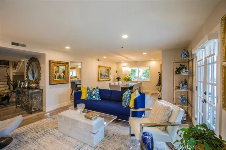 Lots of lighting both natural and with recessed lights.