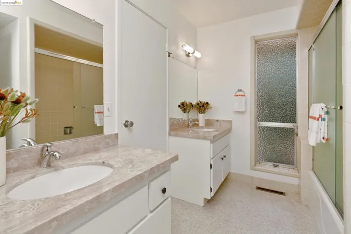 8030 Shepherd Canyon Rd, Oakland, California 94611