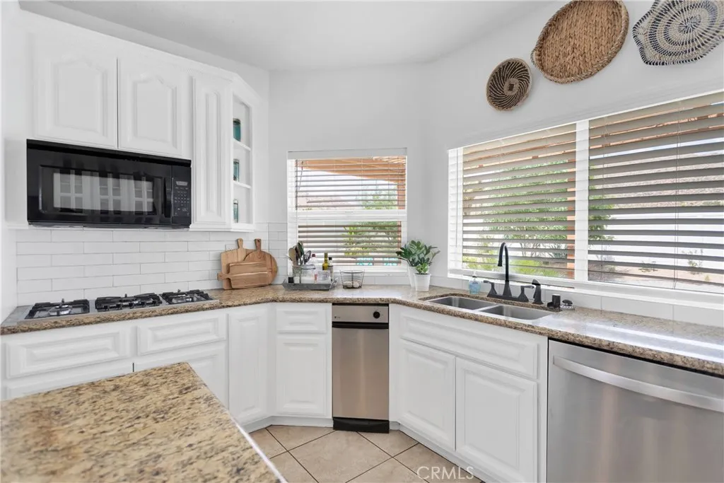 16323 Shirwaun Road, Apple Valley, California 92307 home-pic-15