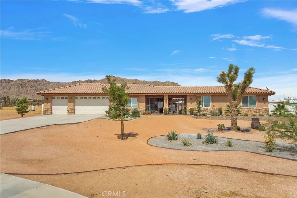 16323 Shirwaun Road, Apple Valley, California 92307 home-pic-0