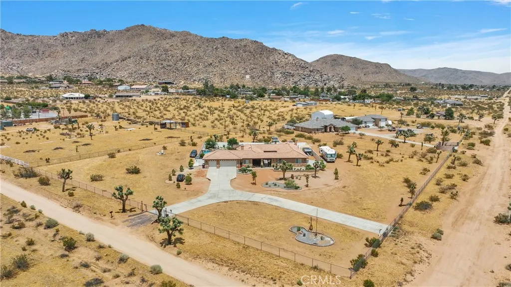 16323 Shirwaun Road, Apple Valley, California 92307 home-pic-2