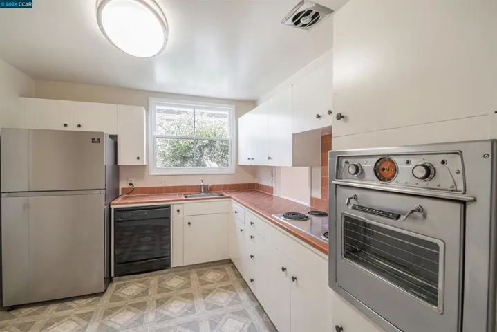 548 Skyline Dr, Daly City, California 94015