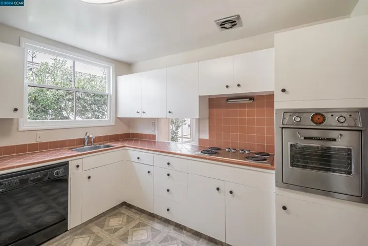 548 Skyline Dr, Daly City, California 94015