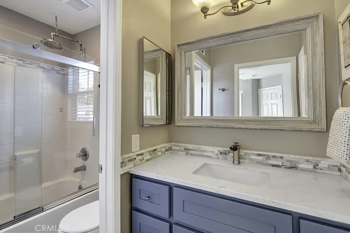 Upstairs bathroom - Jack & Jill to bedroom 2 & 3