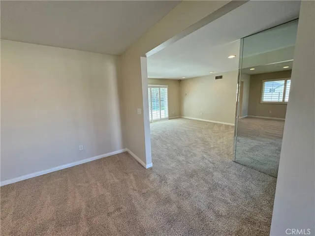 Nice floorplan for entertaining.