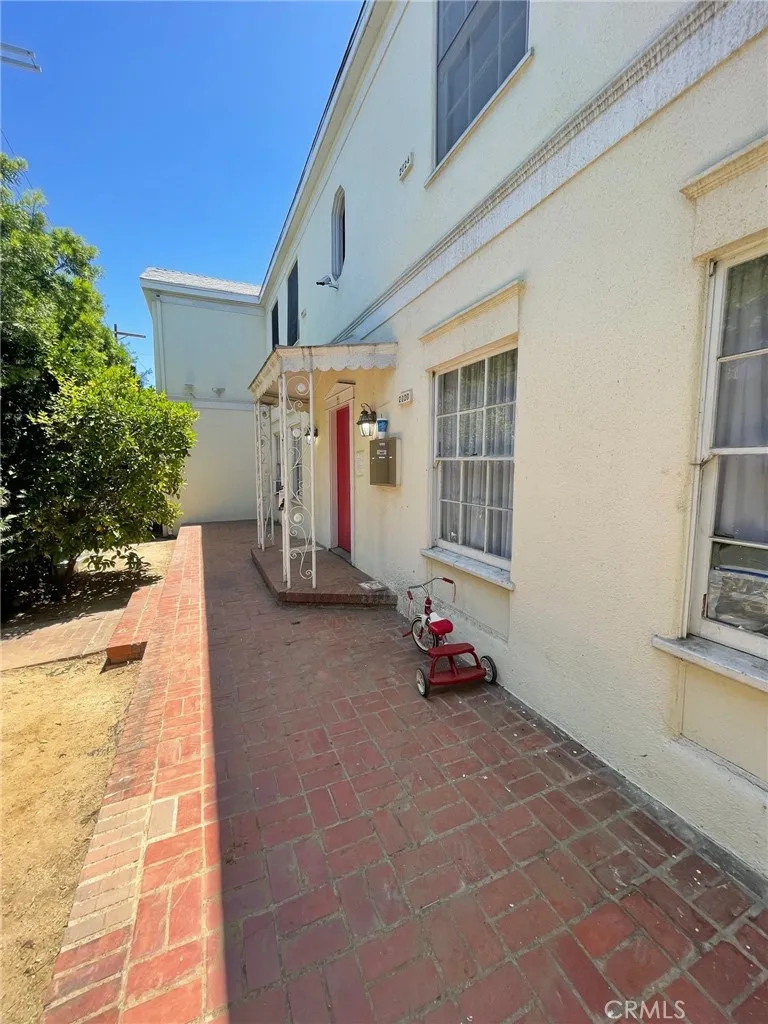 2018 W 39th Street, Los Angeles, California 90008 home-pic-0