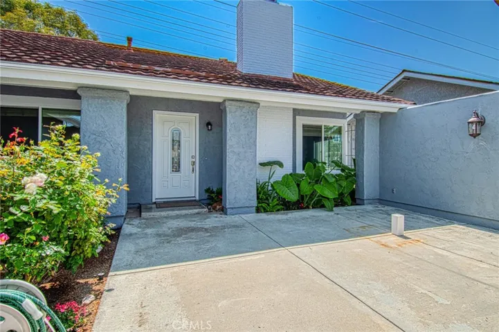 Private front exterior entertaining area