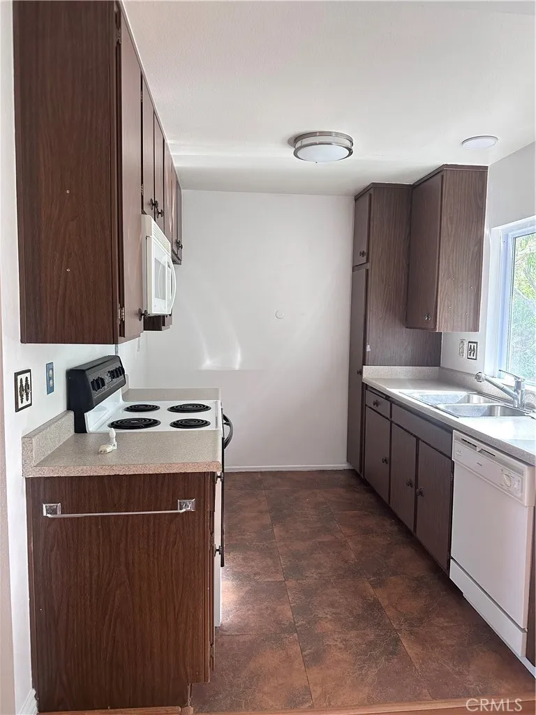26351 Oak Plain Drive D, Newhall, California 91321 home-pic-2