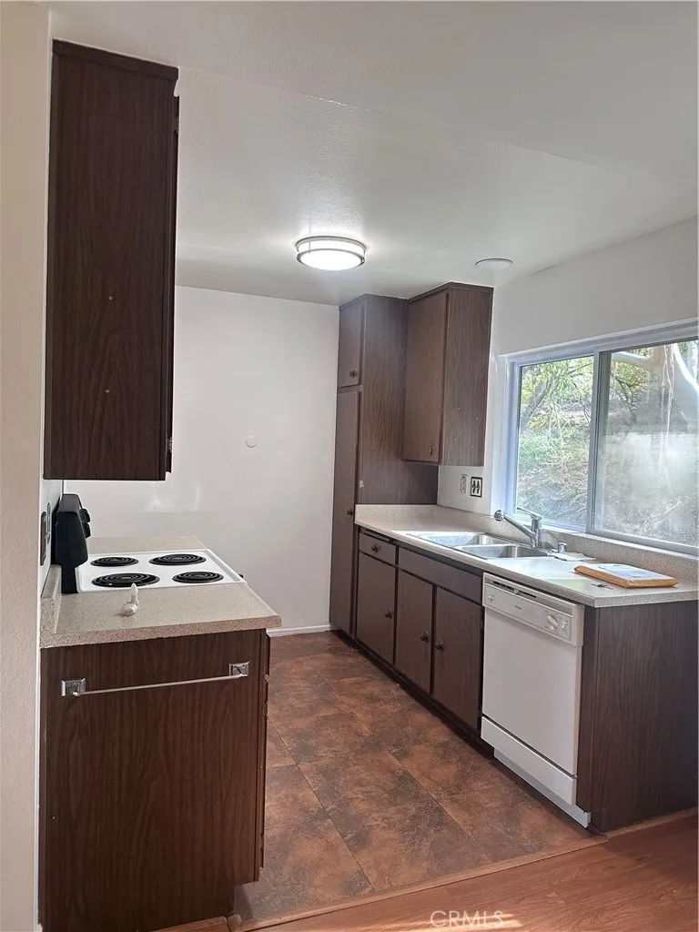 26351 Oak Plain Drive D, Newhall, California 91321 home-pic-1