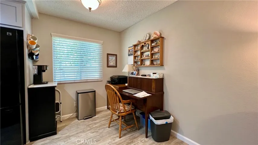Small desk/work space area off kitchen.