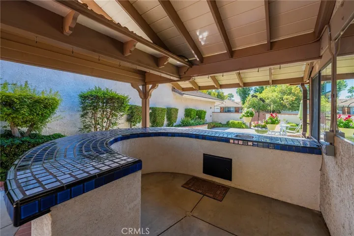 Outdoor Kitchen and Entertaining Space