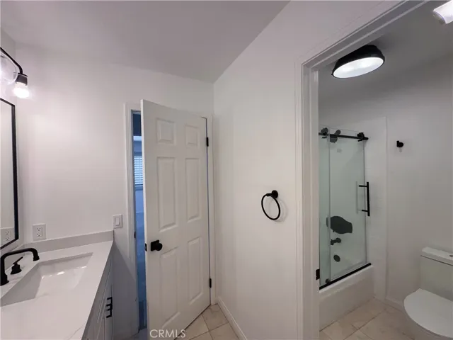 Upstairs Full Bathroom