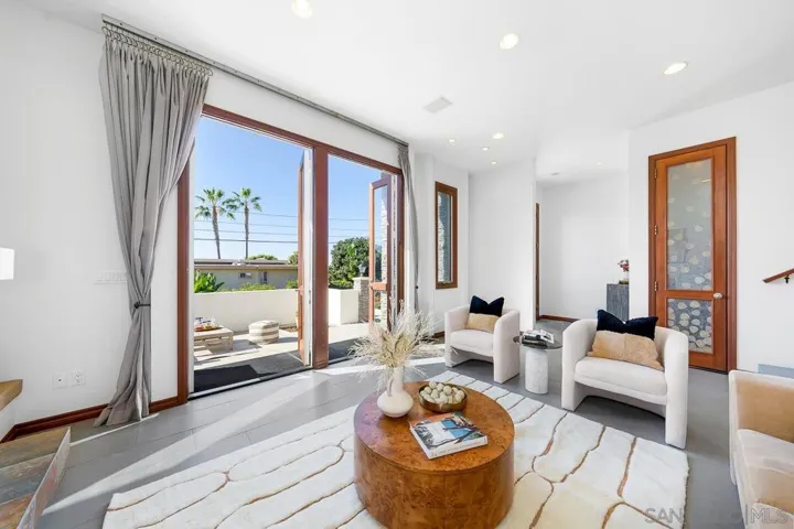 2049 Oxford, Encinitas, California 92007