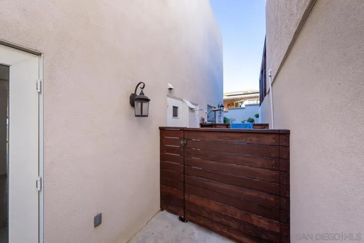 2049 Oxford, Encinitas, California 92007