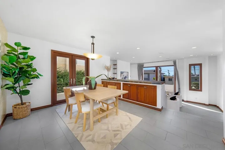 2049 Oxford, Encinitas, California 92007