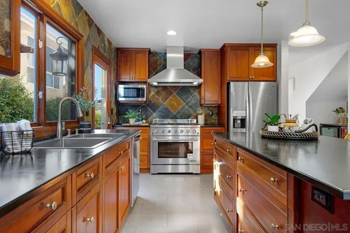 2049 Oxford, Encinitas, California 92007