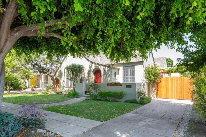 side driveway, gate to side yard