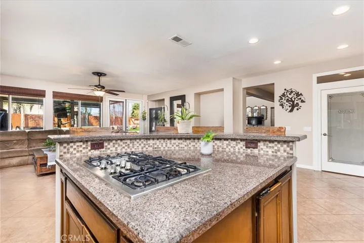 Expansive counter space