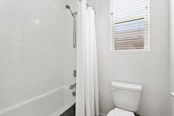 Guest bath with full shower/tub combo