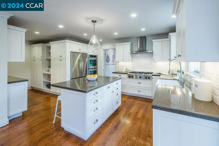 6 Lloyd Lane, Orinda, California 94563