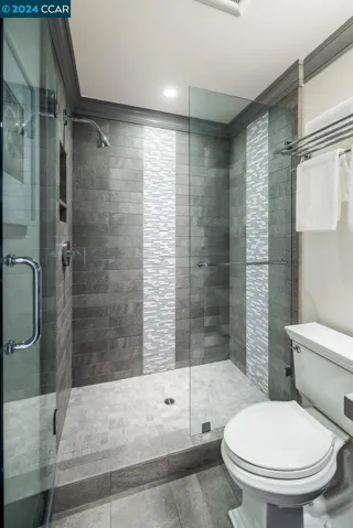 6 Lloyd Lane, Orinda, California 94563