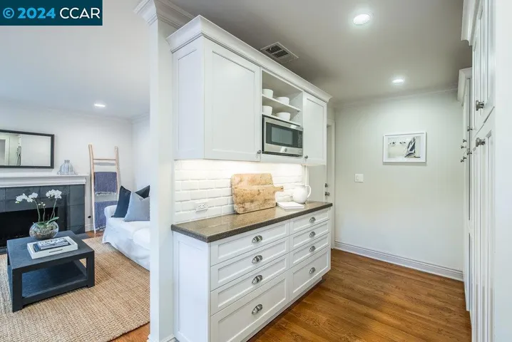 6 Lloyd Lane, Orinda, California 94563
