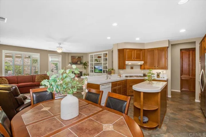 1118 Via Vera Cruz, San Marcos, California 92078