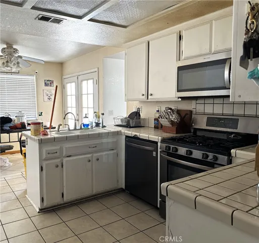 11586 Oakwood Avenue, Hesperia, California 92345