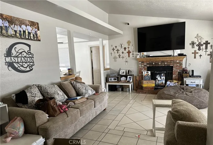 11586 Oakwood Avenue, Hesperia, California 92345