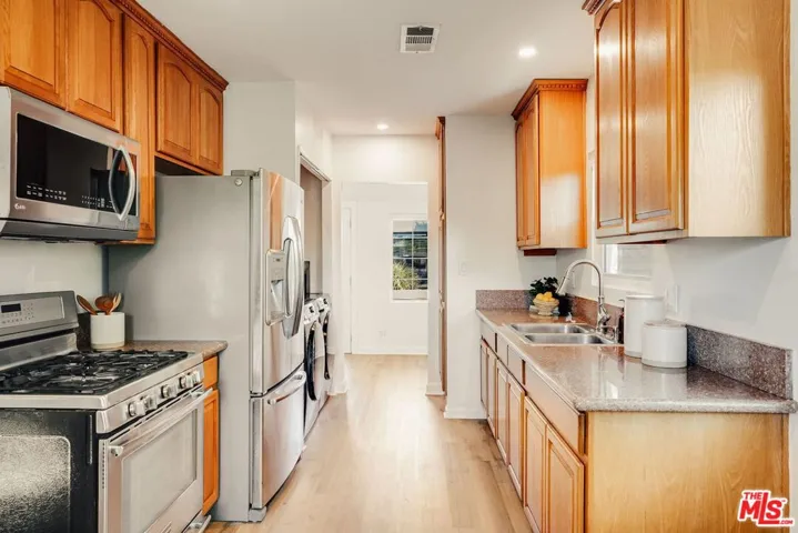 7520 White Oak Avenue, Lake Balboa, California 91406
