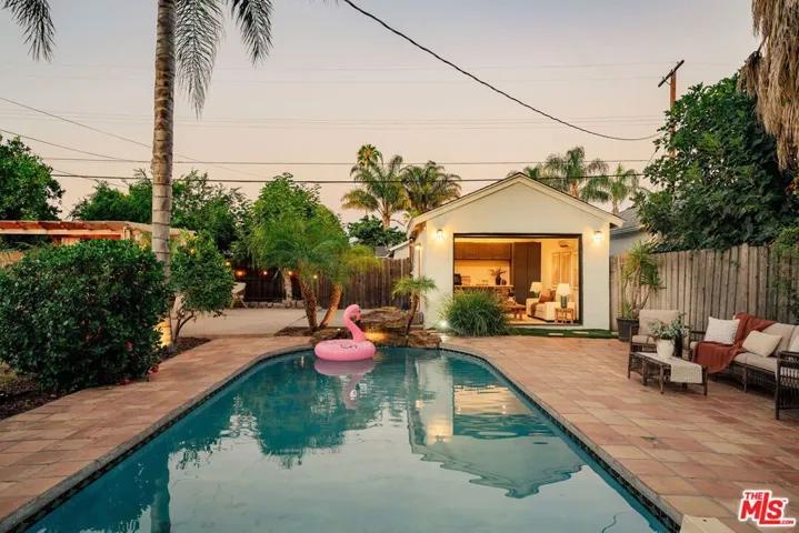 7520 White Oak Avenue, Lake Balboa, California 91406