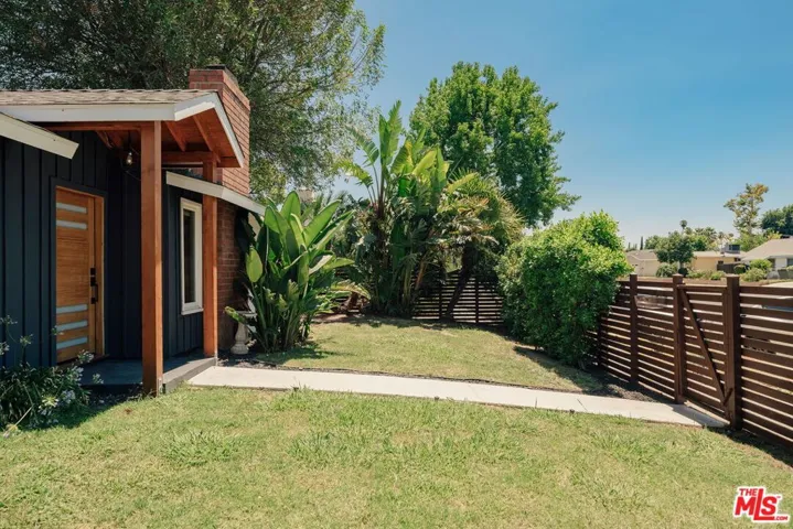 7520 White Oak Avenue, Lake Balboa, California 91406