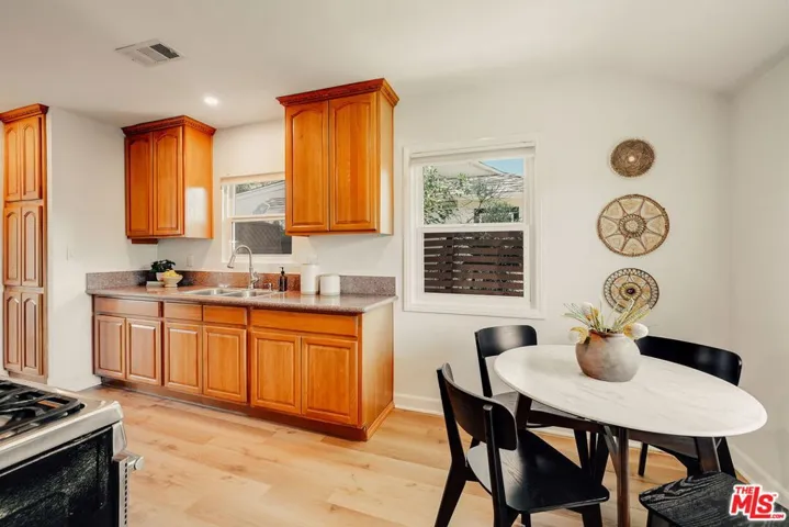 7520 White Oak Avenue, Lake Balboa, California 91406