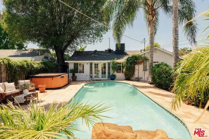 7520 White Oak Avenue, Lake Balboa, California 91406