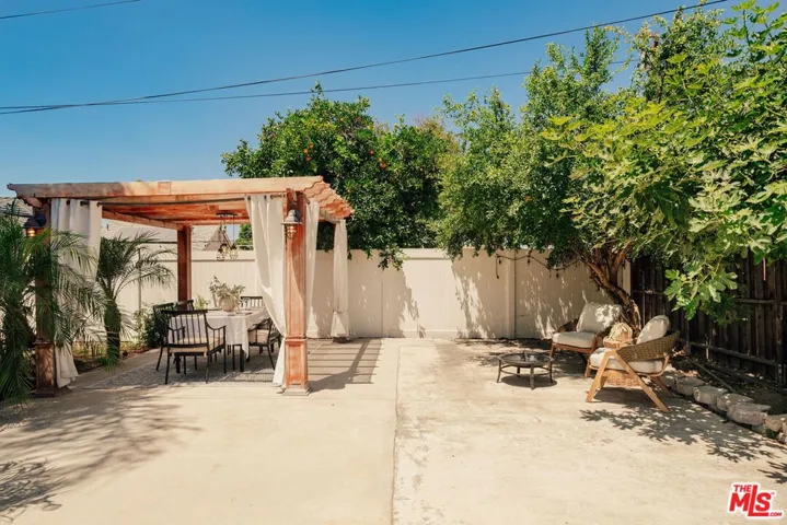 7520 White Oak Avenue, Lake Balboa, California 91406