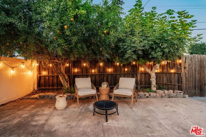 7520 White Oak Avenue, Lake Balboa, California 91406