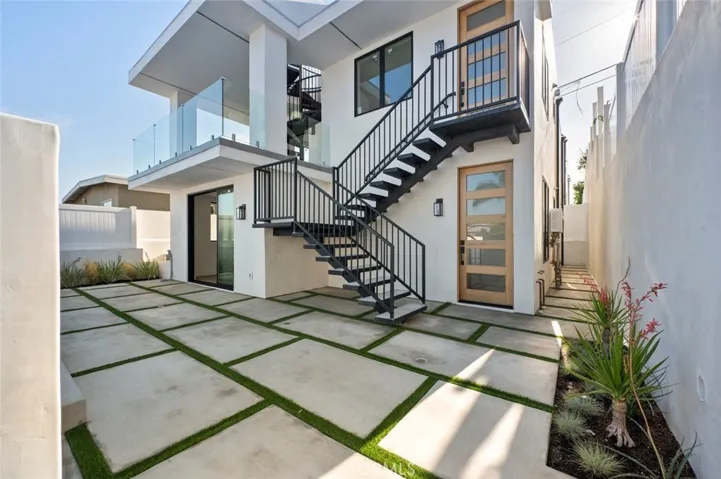 Beautiful Modern brand new home