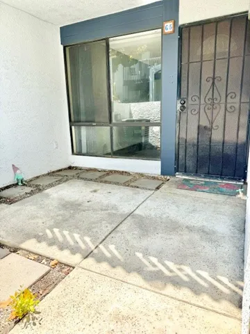 Spacious Front Patio, Security Screen!