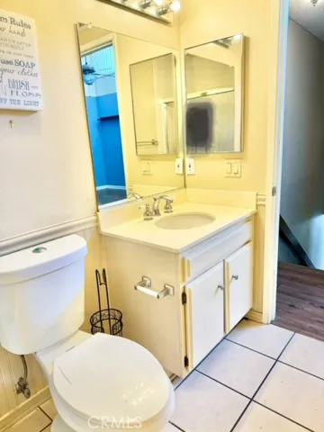 Upstairs Full Bathroom!