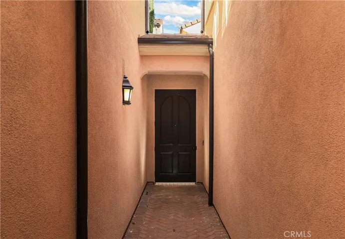 Private exterior hallway