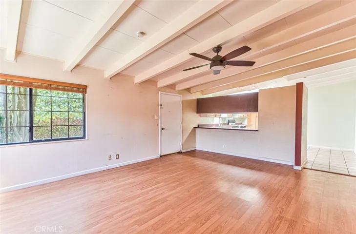 Living room with open bar to kitchen