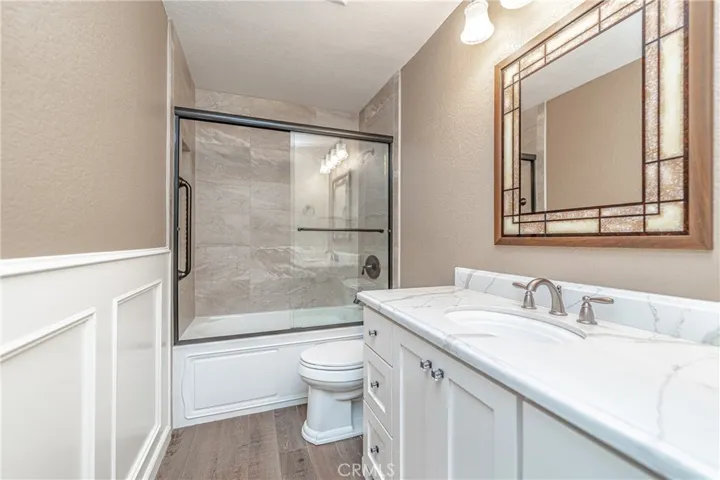 Upstairs Hall Bath with Tub/Shower