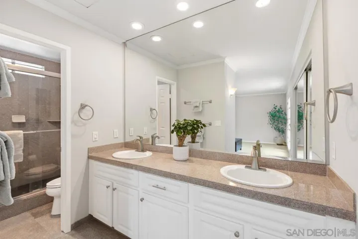 Attached primary bath