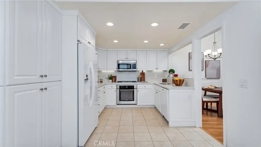 U-shaped kitchen--great design.