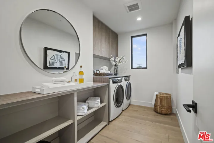 1444 Beverwil Drive, Los Angeles, California 90035