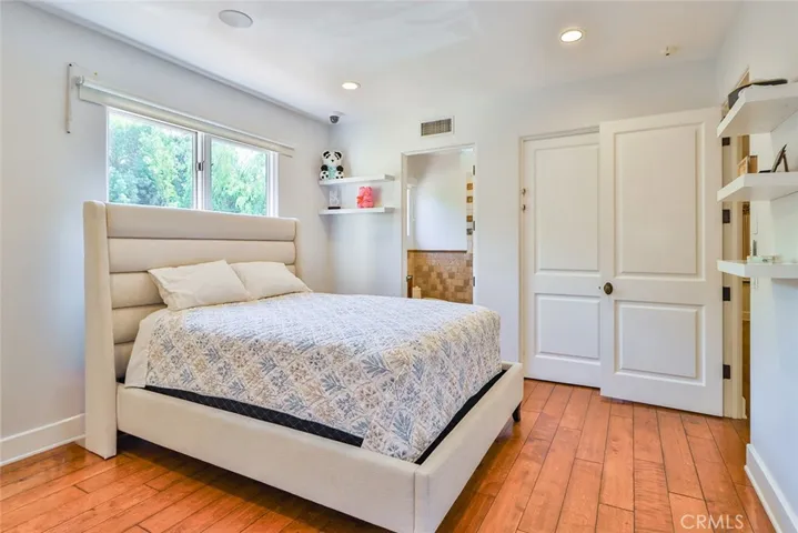 5427 Encino Avenue, Encino, California 91316