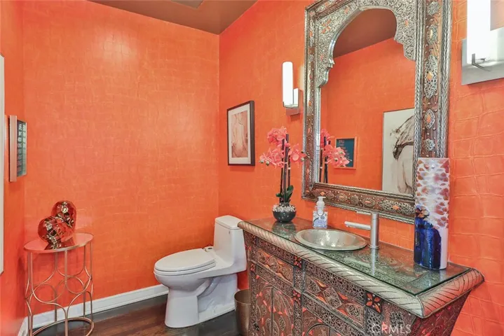 5427 Encino Avenue, Encino, California 91316