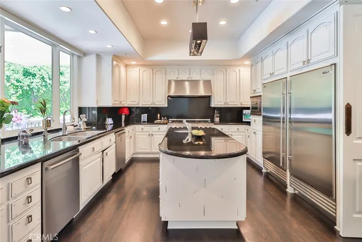 5427 Encino Avenue, Encino, California 91316